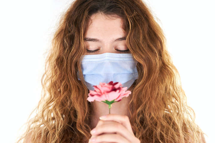 Лікарка назвала ключову відмінність втрати нюху під час коронавірусу та застуди