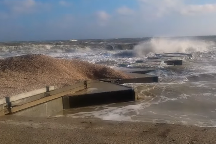 Потужний шторм в Азовському морі відрізав шлях до резиденції президента в заповіднику Бирючий острів