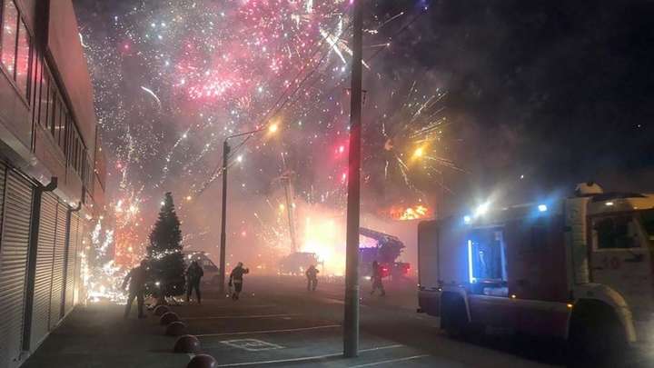 Самый праздничный пожар: в Ростове сгорел склад пиротехники (видео)
