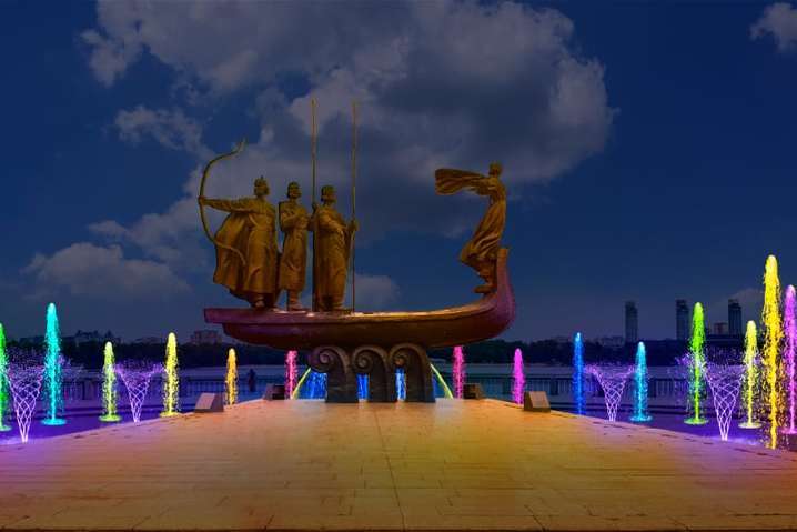 Біля пам’ятника засновникам Києва з’явився неймовірної краси фонтан