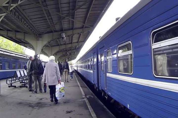 Укрзалізниця призначила три додаткові потяги на зимові свята