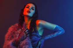 Настя Каменских в мини показала эротический трюк (фото)