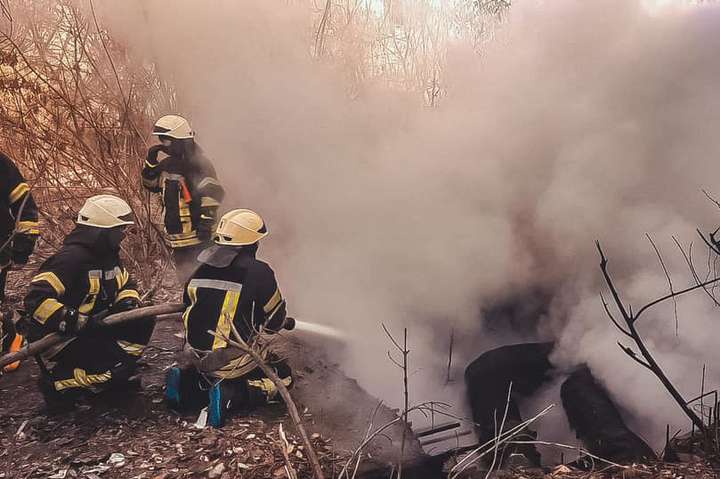 У колекторі теплотраси в Києві сталася пожежа (фото)