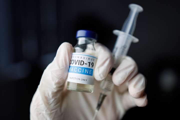 Україна просить США надати вакцину від Covid-19 в режимі екстреного застосування