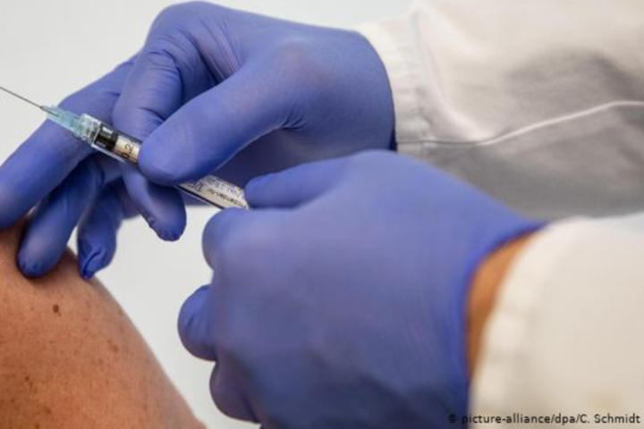 Велика Британія сьогодні першою у світі почне масову вакцинацію від Covid-19