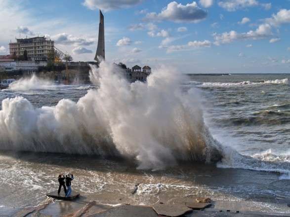 ГСЧС объявила штормовое предупреждение на Азовском море