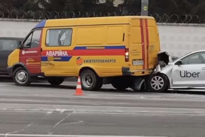 У Києві таксист влетів у «Газель» комунальників (відео)