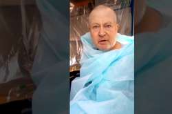 В майке и памперсе: в Никополе медики выставили на мороз почти голого старика (видео)