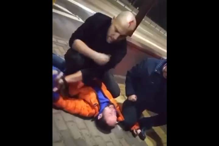 У Києві чоловік напав на водія тролейбуса після відмови у проїзді (відео)
