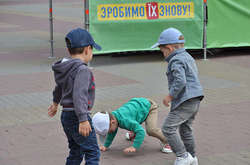 Діти бавляться на майданчику біля кінотеатру імені Тараса Шевченка у Хмельницькому
