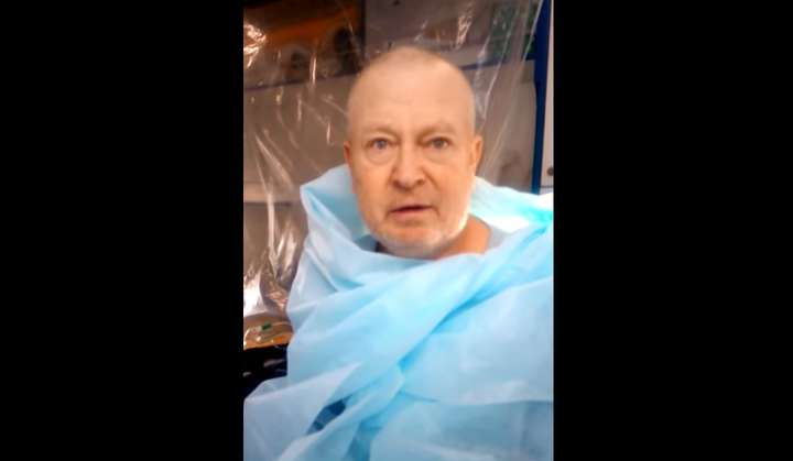 Як медики транспортували пацієнта до лікарні у мороз напівголим (відео)