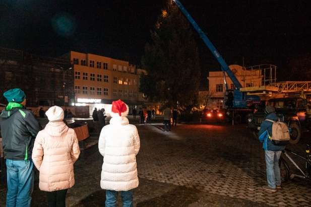 В Ужгороді встановили новорічну ялинку висотою 12 метрів (фото)