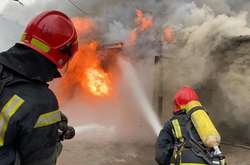 У Києві сталась велика пожежа: горіла автомийка (фото, відео)