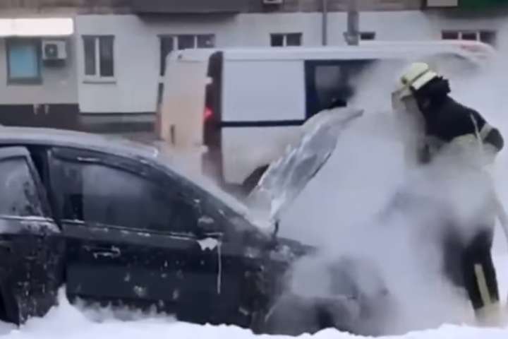 У Києві на ходу загорілась автівка, ще одна згоріла вщент (відео)