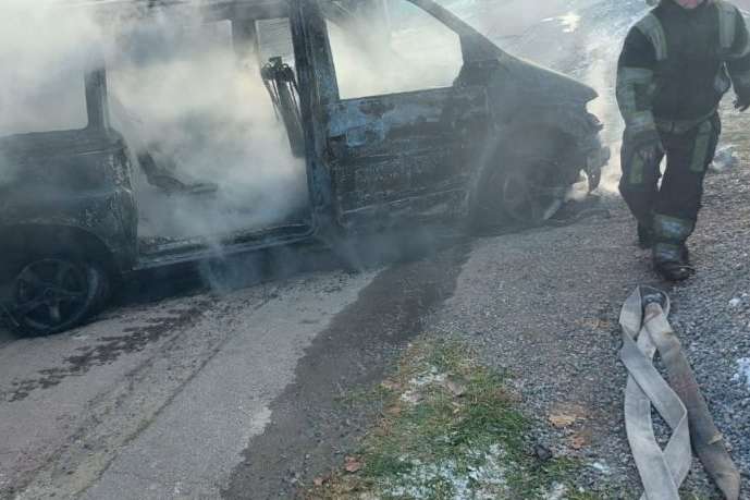 На Київщині палаючий автомобіль ледь не знищив будинок і сарай (фото)