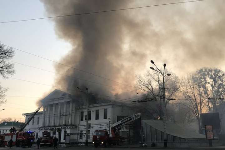 У Полтаві рятувальники дев’ять годин гасили масштабну пожежу в історичній будівлі