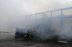 Вогонь з павільйону перекинувся на автомобіль