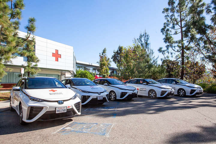 Toyota подарувала Червоному Хресту водневі автомобілі Mirai