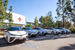 Toyota подарувала Червоному Хресту водневі автомобілі Mirai