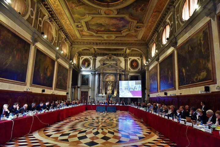Конституційна криза: Венеціанська комісія надала роз’яснення
