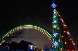 Біля Арки дружби народів встановлюють новорічну ялинку (фото)