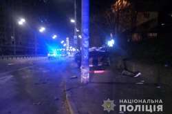 Автомобіль на швидкості врізався у стовп