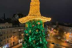 Ялинку прикрашають понад 1500 іграшок і більш як 10 км гірлянд