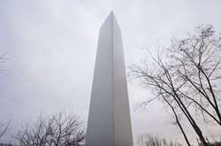 Теперь в Киеве: таинственный монолит обнаружен на Замковой горе (фото)