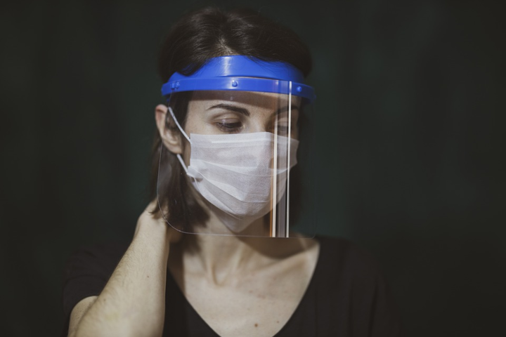 Японські вчені назвали маску, яка не захищає від коронавірусу