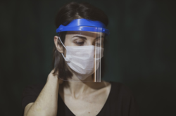 Дослідники прийшли до висновку, що лицьові щитки можна вдосконалити так, щоб зменшити потрапляння на неї потоку повітря