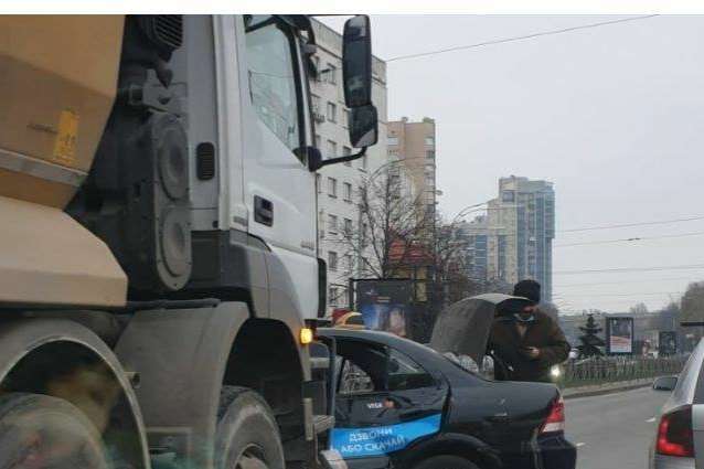 У Києві масові ДТП: що відбувається на дорогах столиці (фото, відео)