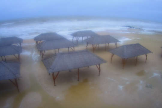 Популярний український курорт пішов під воду після шторму (фото, відео)