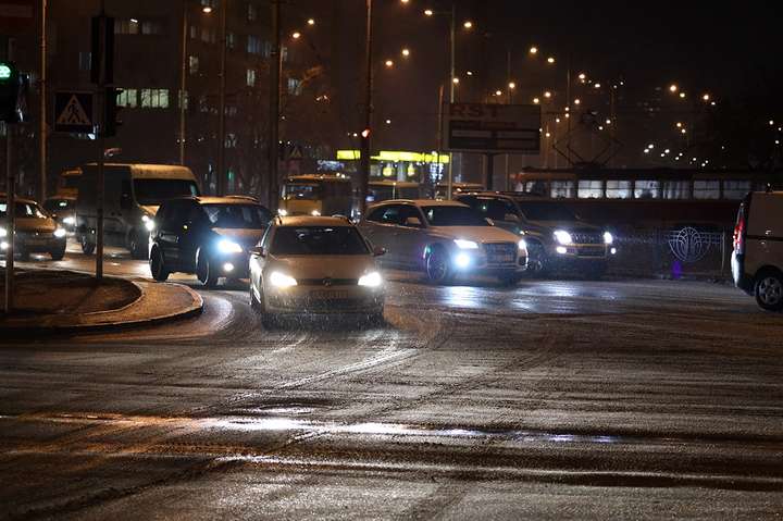 На Київщину і Житомирщину обрушився крижаний дощ: рух транспорту обмежено 