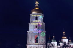  Лазерна проєкція привітань на дзвіницю Софійського собору 