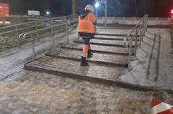 Бригади з ручного прибирання посипають тротуари протиожеледними матеріалами