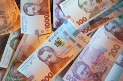 8 тисяч гривень для багатьох людей, які працюють на гідній, але невисокооплачуваній роботі, це достатньо великі гроші, - урядовець