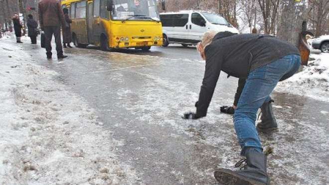 В Киеве тотальный гололед: по «стеклянным» улицам дрифтовали маршрутки и ползком передвигались люди (видео)
