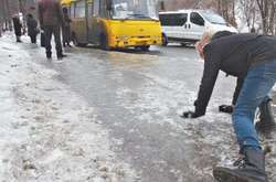 В Киеве тотальный гололед: по «стеклянным» улицам дрифтовали маршрутки и ползком передвигались люди (видео)