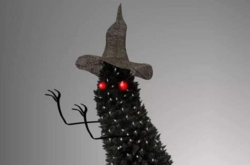  Верхівку ялинки у вигляді капелюха встановили ще минулого тижня, з того часу у суспільстві відбуваються бурхливі обговорення цієї прикраси 