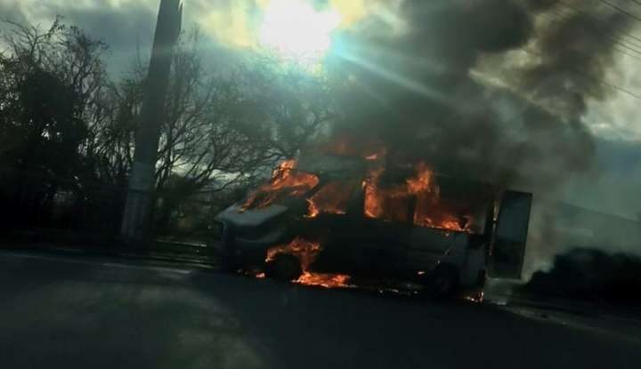 В Крыму водитель на ходу поджег автобус с пассажирами и сам сгорел заживо (видео)