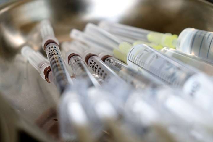 Кого першим вакцинують від коронавірусу в Україні. Є 9 основних груп