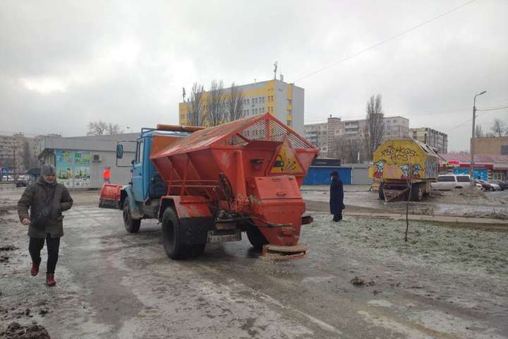 На суботу в Києві оголошено перший рівень небезпеки: крижаний апокаліпсис триває (фото)