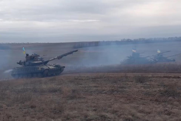 Збройні сили показали танкові тренування на Донбасі