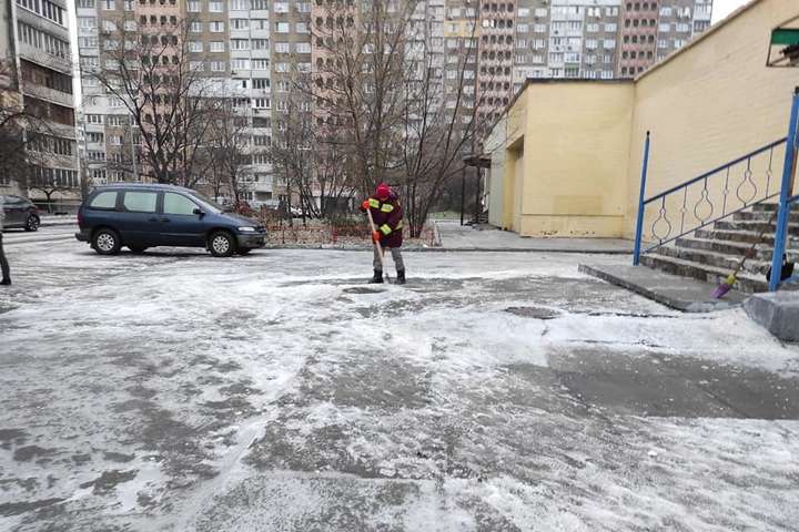 За день у Києві виписали 150 штрафів за неочищені від льоду тротуари