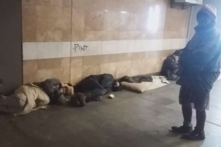Безхатьки окупували підземний перехід на станції метро «Печерська» (відео)