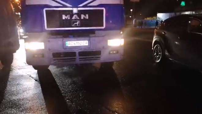 Дойти до «зебры» оставалось 20 метров: в Киеве грузовик сбил пешехода (Видео 18+)