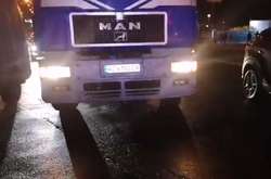  Грузовик протащил под колесами жертву около 100 метров 
  