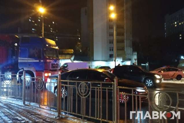 Трагедія в Голосієві: під колесами вантажівки загинула людина (фото, відео)