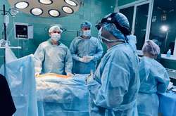  Трансплантолог   Владислав Закордонець та команда лікарів  встановили дівчинці донорську нирку  