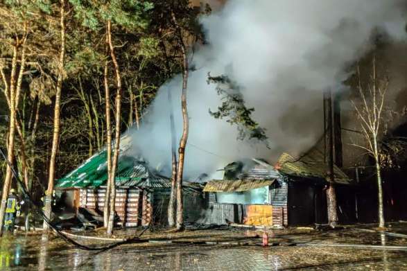 У Києві згоріло кафе, охоронця госпіталізували з опіками